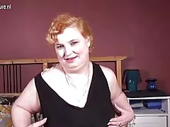 Böyük həvəskar бабуля ilə hər hansı qara oyuncaq