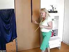 Oldnanny dolğun yetkin yaşlı yetkin ilə oynayır киской